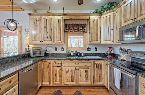 Brasstown House | Memories Made here! Brasstown - hot tub & Fire pit