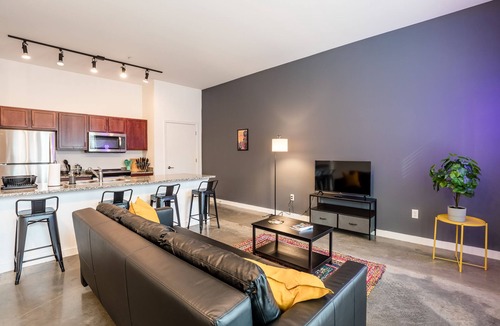 Downtown Memphis Apartment | Memphian KING SUITE downtown with a POOL and GYM