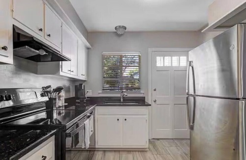 University District House | Memphis Home w/Backyard, Parking & High Speed Wifi. Entire home in Memphis, TN