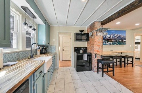 Five Points Apartment | Merrimon Manor Historic Remodel
