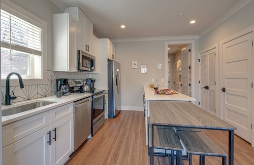 Melrose House | Merry Melrose -Mins to Broadway- Sleeps 6