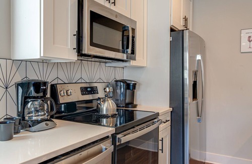 Melrose House | Merry Melrose -Mins to Broadway- Sleeps 6