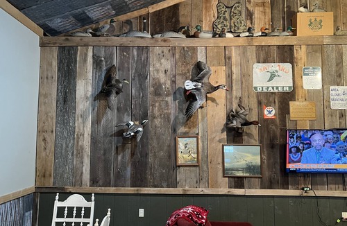 Harrisburg House | Metal Building Hunting Lodge Cabin Sleeps 16 - Rustic