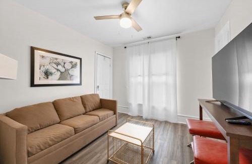 Mexicantown - Southwest Detroit Apartment | Mexicantown Detroit 2BR | Sleeps 7 + WiFi
