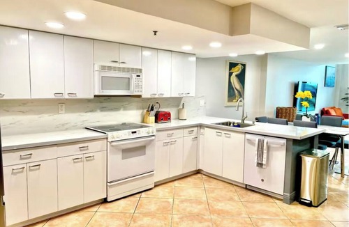 Mid Beach Condo | Miami Beach-Front with Amazing Pool