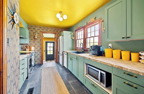Schnitzelburg House | Mid-Century Modern Gem Pet-Friendly 2BR w/Deck