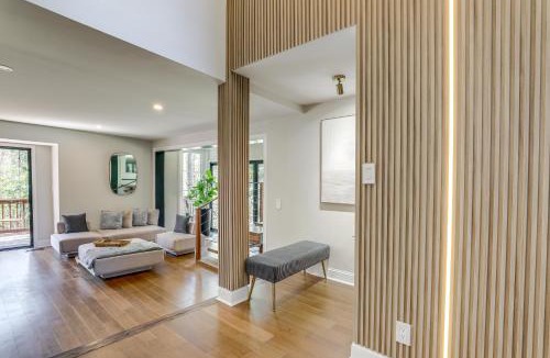 Sandy Springs House | Mid-Century Modern Luxe Retreat w/Hot Tub & Decks