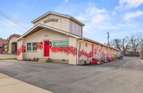 Greenwood House | Mid-Century Modern Nashville Condo Near Restaurants, Coffee and Bars