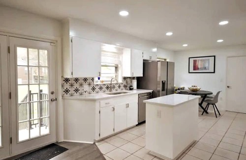 Hot Springs House | Mid-Century Modern Retreat with Fire Pit & Fenced Yard in Hot Springs, AR