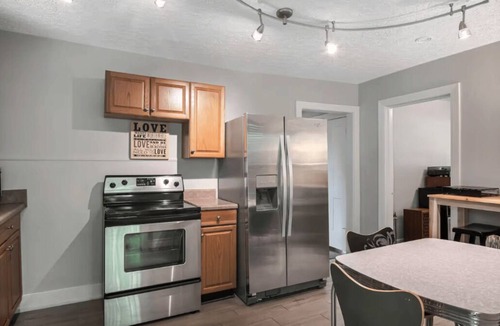 Melrose House | Mid Century Vibe/2.5 Miles to Downtown