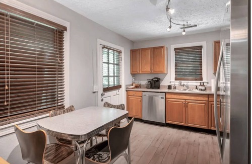Melrose House | Mid Century Vibe/2.5 Miles to Downtown