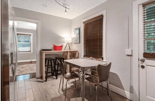 Melrose House | Mid Century Vibe/2.5 Miles to Downtown
