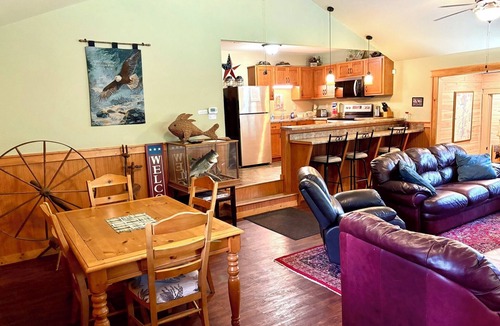 Groveoak Cabin | MID LAKE HIDEAWAY, FISHING FAMILY OUTDOOR FUN