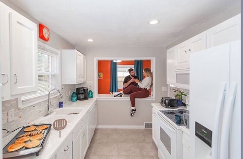 Bowling Green House | Mid-Mod Retreat | Private Hot Tub + Fenced Yard
