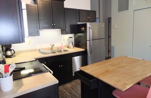 Lexington House | Midcentury Downtown Walk to Brewery and Warehouse Block District