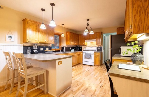 Hudsonville House | Midlake Elegance Retreat
