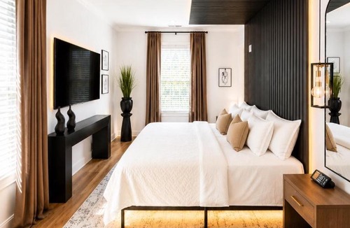 Peachtree Heights West Apartment | Midnight Luxe Suite with Walkable Area and Free Parking