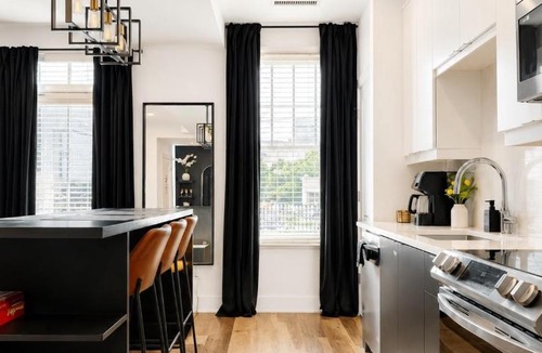 Peachtree Heights West Apartment | Midnight Luxe Suite with Walkable Area and Free Parking
