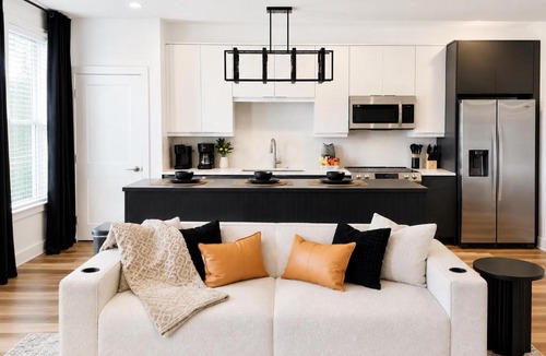 Peachtree Heights West Apartment | Midnight Luxe Suite with Walkable Area and Free Parking