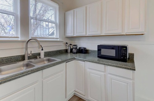 Cooper-Young Historic District Apartment | Midtown Memphis Gem | Bright, Cozy, Walkable
