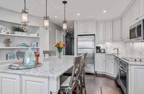 Traverse City Condo | 🌅 Million Dollar Bayview – Direct Beach Access Pool 10 min to Downtown TC ➠ 1995