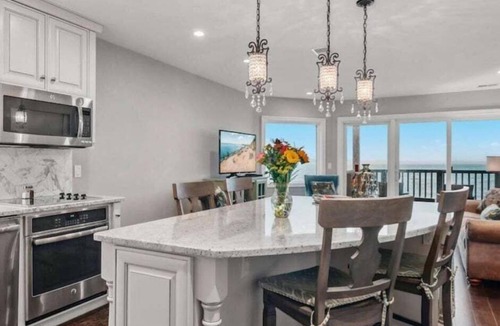 Traverse City Condo | 🌅 Million Dollar Bayview – Direct Beach Access Pool 10 min to Downtown TC ➠ 1995