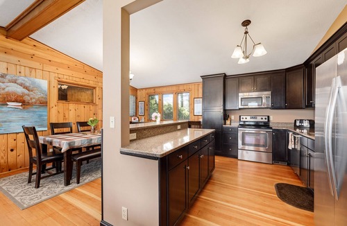 Traverse City House | 🐚 Million Dollar Views 5BDR Beachfront in East Bay
