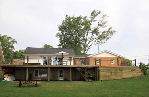 Bradley House | Miner Lake Lakefront Beach Cottage for Family Fun