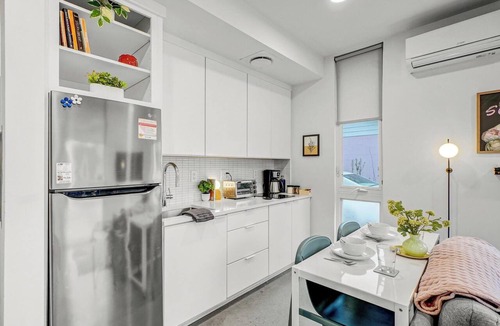 Downtown Apartment | Mini Metro - Downtown Rooftop with Skyline View!