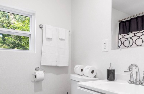 East Ridge Apartment | Mins from Zoo & Downtown! Laurel Lounge Apt. 2