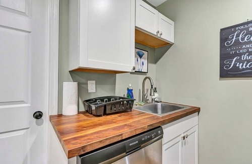 Huntsville Apartment | Mins to Downtown & Arsenal-Pool- Huntsville Oasis