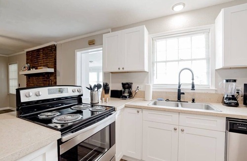 Irmo House | Mins to Lake Murray & Downtown! The Royal Retreat