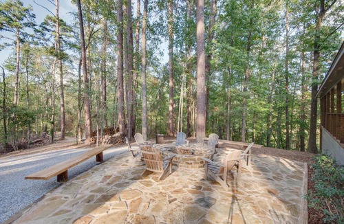 Tougaloo House | Mississippi Retreat w/Hot Tub, Deck & Lake Views!