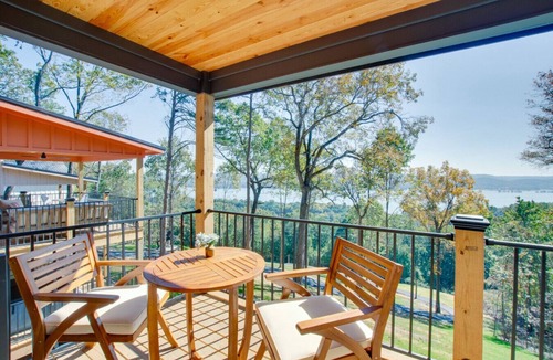 Groveoak Cabin | Moana-Themed Luxury Cabin with Lake Views, Hot Tub & Festive Decor
