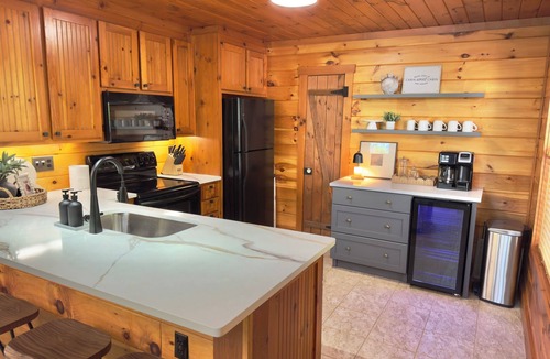 Gumlog House | MOBILE DISCOUNTS 10% OFF,Lake Hartwell,Private Dock, Fire Pit,Screened Porch