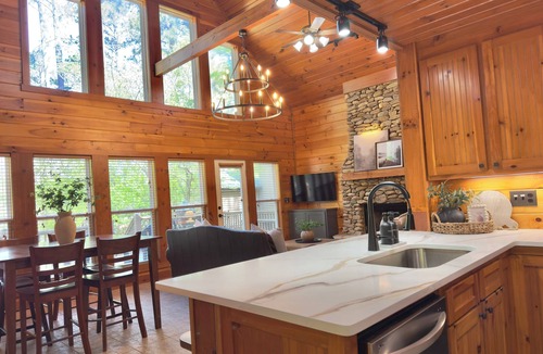 Gumlog House | MOBILE DISCOUNTS 10% OFF,Lake Hartwell,Private Dock, Fire Pit,Screened Porch