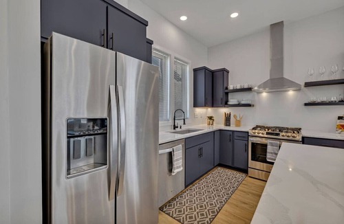 Maxwell Condo | Modern 2-bed Townhome, Roof Deck City View!