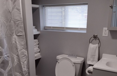 Bay City House | Modern 2 bedroom minutes from State Park, dining and shopping