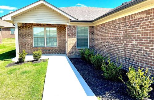 Richmond House | Modern 2bd 2ba - Near I75, No Steps, Free Wifi