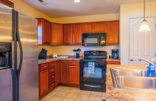 Gatlinburg - Pigeon Forge Cottage | Modern 2BR w/ Garage & Jacuzzi|<1 Mile to Parkway