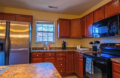 Gatlinburg - Pigeon Forge Cottage | Modern 2BR w/ Garage & Jacuzzi|<1 Mile to Parkway