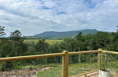 Jasper Ski Chalet | Modern 3-bedroom chalet with Starlink, hot tub, AC in delightful Jasper.