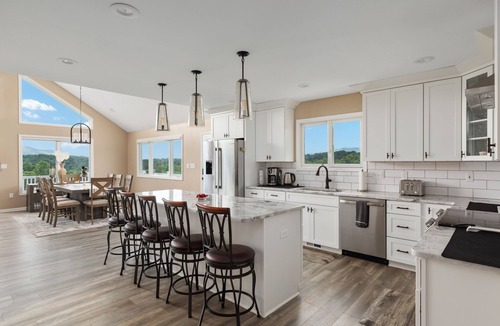 Stanley House | Modern 4-bedroom Country House in Stanley with A Big Sky View!
