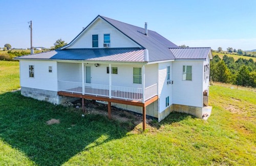 Hillsboro House | Modern 5-BDR Farmhouse in Hillsboro-Mins Away From Cave Run Lake- Stargaze&Relax