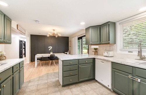 Bay City House | Modern 5BR House, Long Term, Large Groups, Sleeps 12, Handicap, Family Friendly