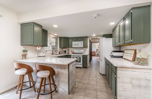 Bay City House | Modern 5BR House, Long Term, Large Groups, Sleeps 12, Handicap, Family Friendly
