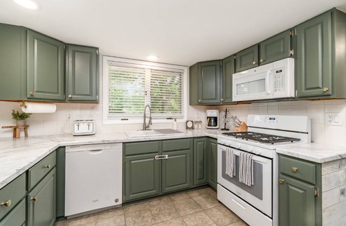 Bay City House | Modern 5BR House, Long Term, Large Groups, Sleeps 12, Handicap, Family Friendly