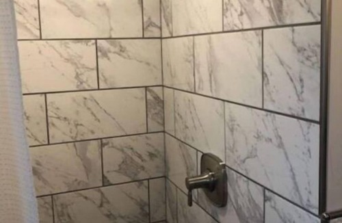 North Muskegon Hotel | Modern and Private Queen Suite near Downtown