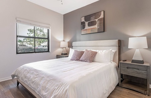 Diplomat Apartment | Modern Apartment in Prime Location (ID8711X57)