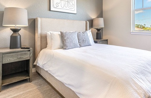 Biggar Apartment | Modern Apartment in Prime Location (ID8094X55)